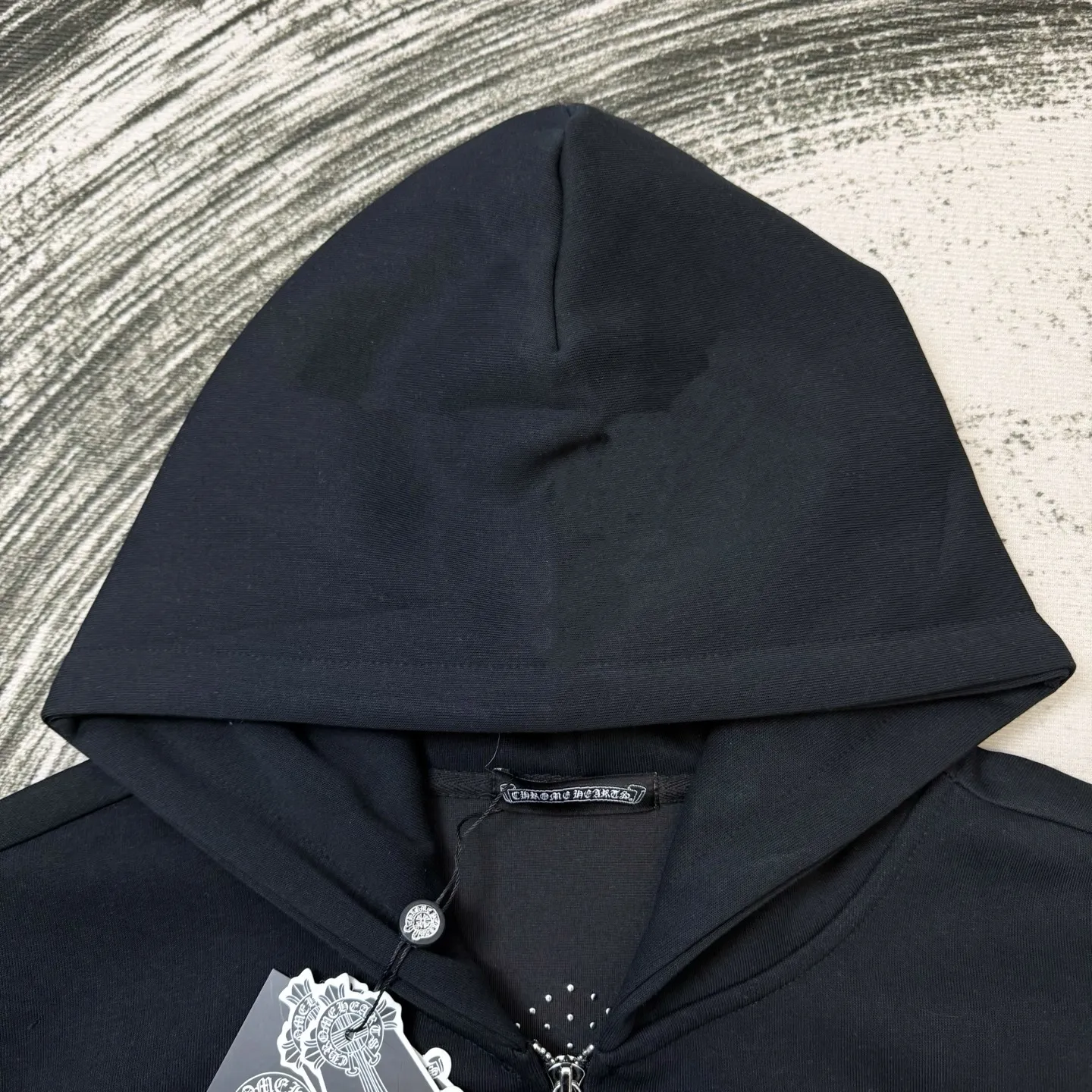 P340 Chrome Heart Cross Steel Cannon Bead Hooded Jacket ChromeHearts counter same style Hat thousands of needles embroidered letters Original custom hardware zippers The details are restored in place Very textured on the handle Three-dimensional and atmospheric Versatile and easy to wear in autumn Simple and elegant Adopt the os version The upper body effect is very good Suitable for all body types Soft and comfortable Back panel CH Sanskrit embroidered letters ➕ Back panel Horseshoe Cross Cannon Beads Pocket CH Steel Beads for finishing touches Machine washable, does not fade, does not deform Complete accessories, original mold opening, perfect restoration of zp 2:1, same style for men and women, versatile and not picky, size s m l xl color black gray